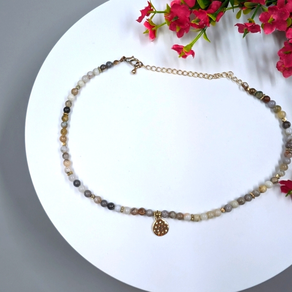 Jewelry - Genuine Quartz Stone Bead Gold Plated Medallion Pendant Vintage Necklace